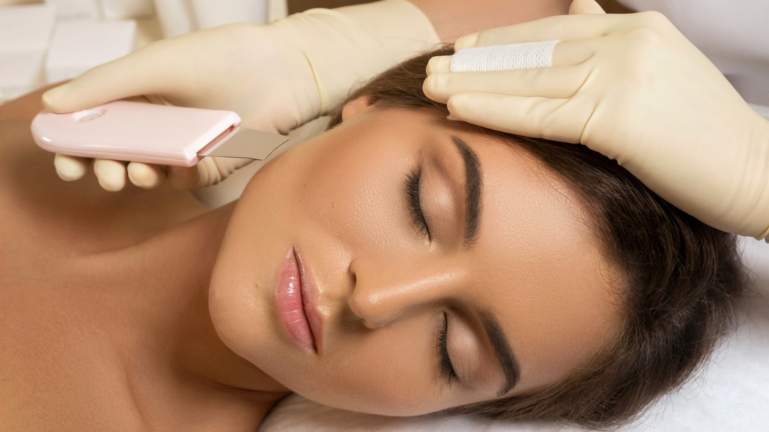 Чистка обличчя: Екзистенційна битва між власною ванною та кріслом косметолога